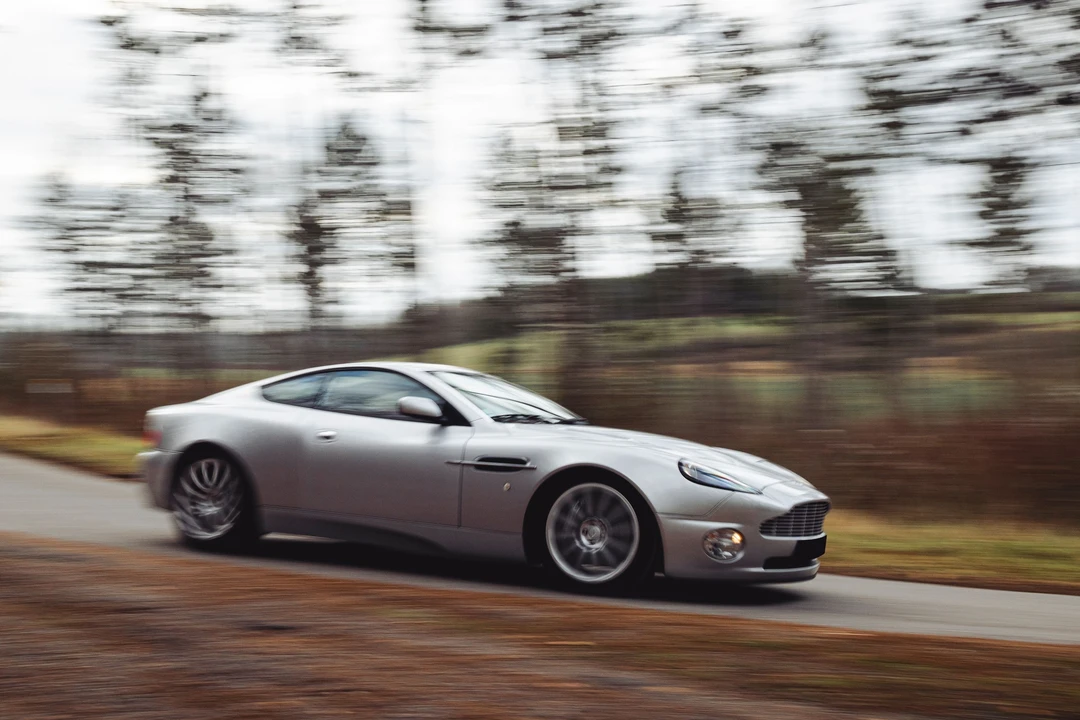 2001 Aston Martin Vanquish 1st Gen - Image 12 of 31