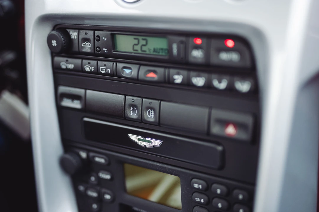 2001 Aston Martin Vanquish 1st Gen - Image 28 of 31