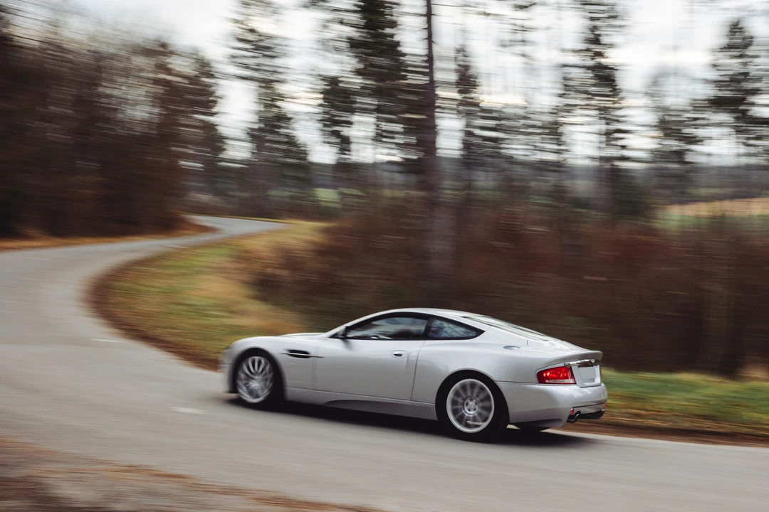 2001 Aston Martin Vanquish 1st Gen - Image 10 of 31