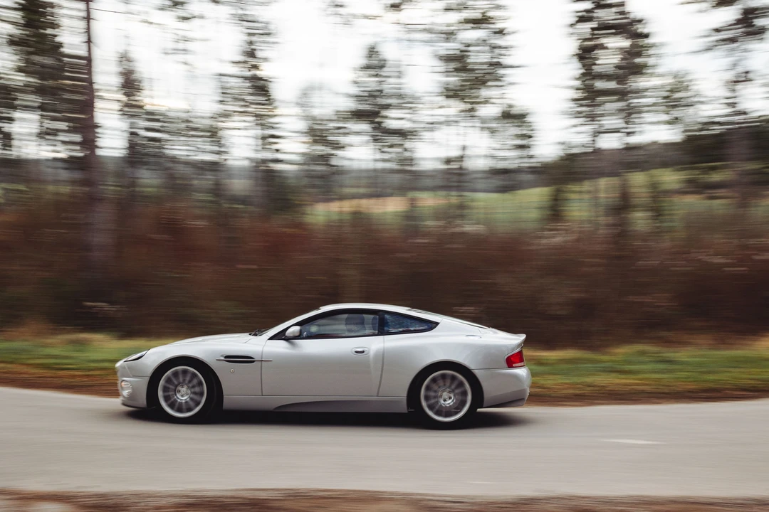2001 Aston Martin Vanquish 1st Gen - Image 9 of 31
