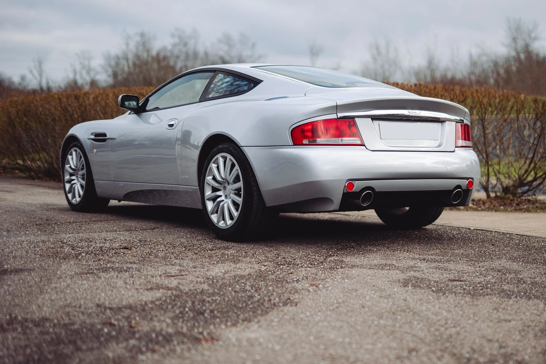 2001 Aston Martin Vanquish 1st Gen - Image 13 of 31