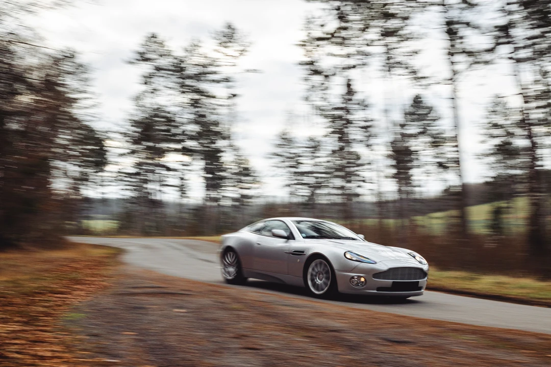 2001 Aston Martin Vanquish 1st Gen - Image 11 of 31