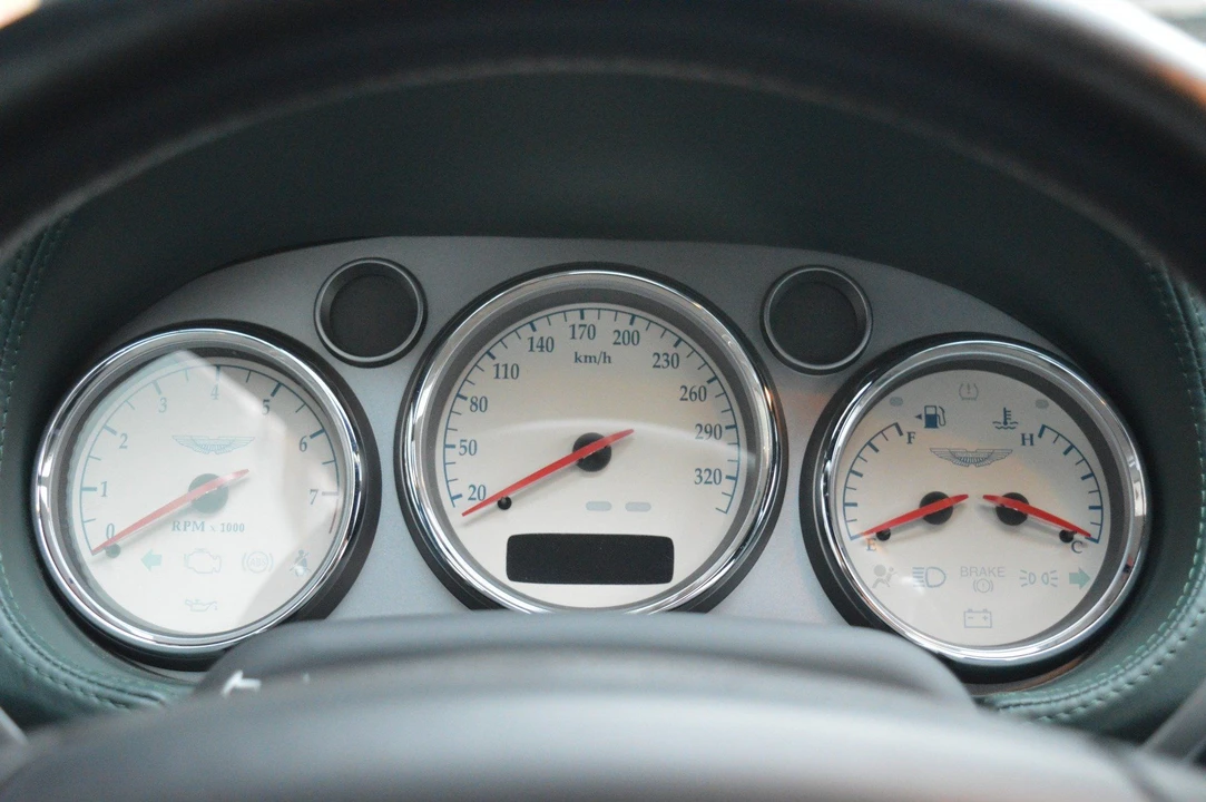2001 Aston Martin Vanquish 1st Gen - Image 15 of 27