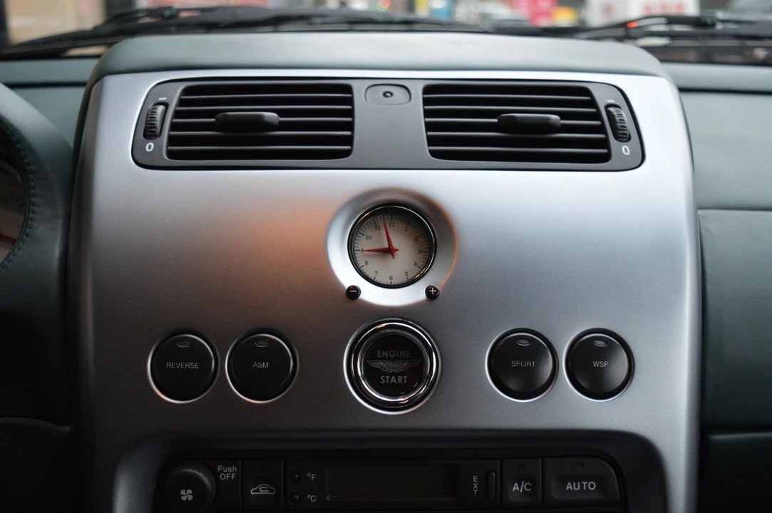 2001 Aston Martin Vanquish 1st Gen - Image 13 of 27