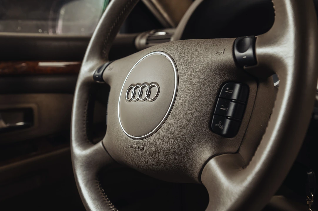 2001 Audi D2 A8 - Image 10 of 24