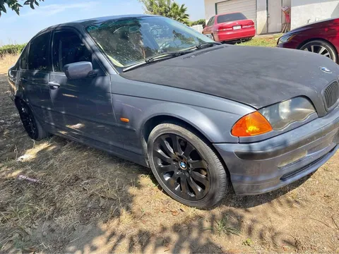 2001 BMW 3 Series 325i Sedan 4D