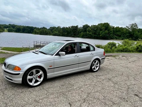 2001 BMW 3 Series 325i Sedan 4D