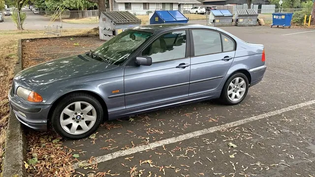 2001 BMW 3 Series 325i Sedan 4D