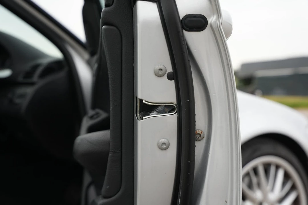 2001 BMW E46 330i & 330Ci - Image 28 of 30