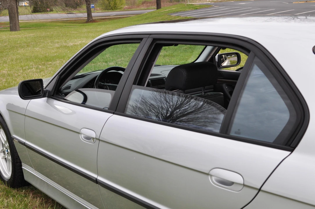 2001 BMW E38 750i & 750iL Sedan - Image 15 of 31