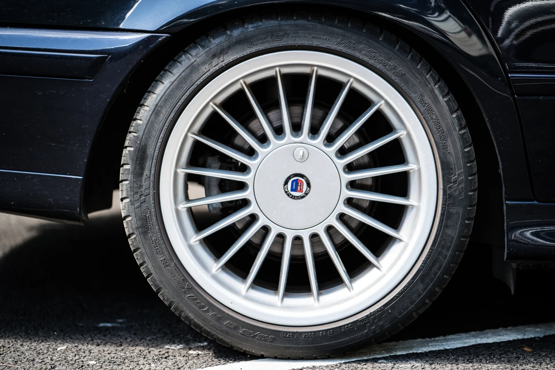 2001 BMW Alpina B10 - Image 18 of 31