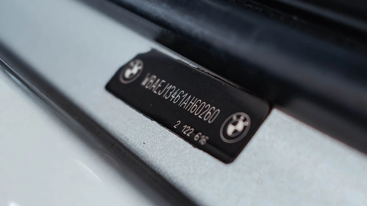 2001 BMW Z8 - Image 30 of 31