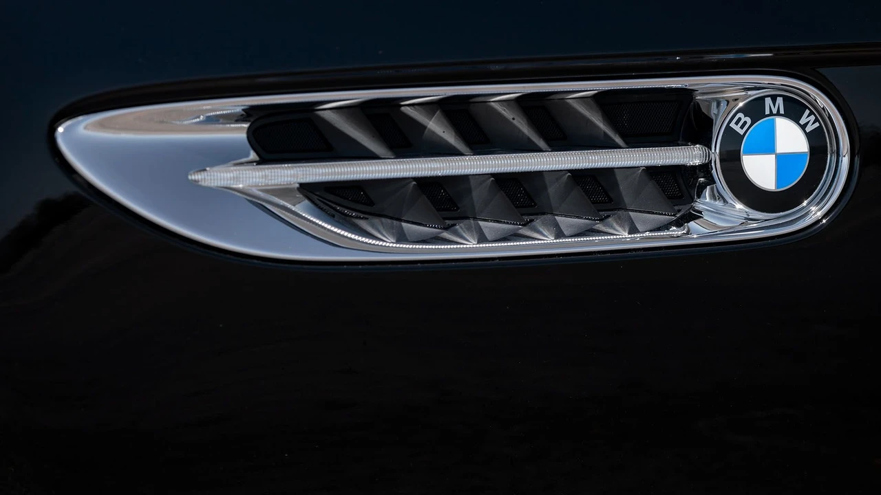2001 BMW Z8 - Image 28 of 31