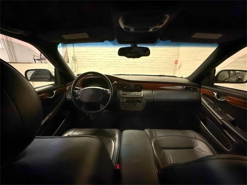 2001 Cadillac Fleetwood - Image 11 of 16