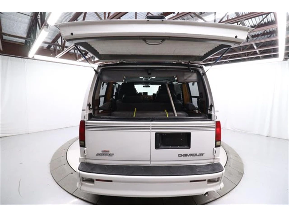 2001 Chevrolet Astro - Image 30 of 31