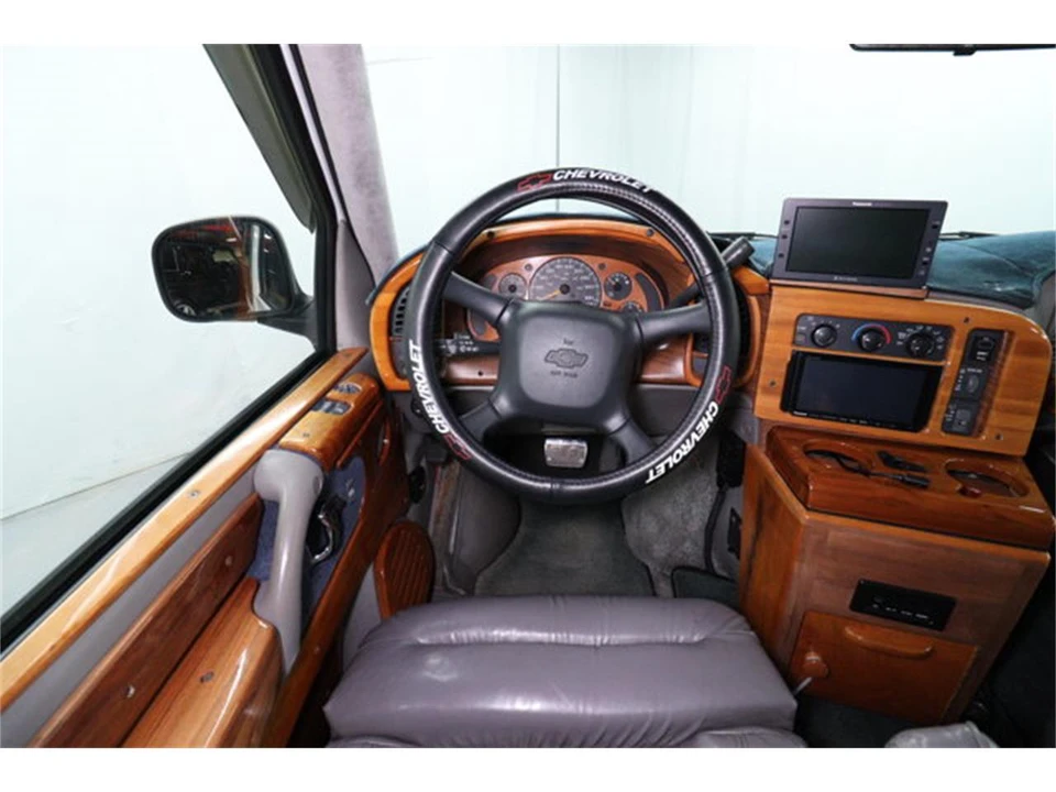 2001 Chevrolet Astro - Image 10 of 31