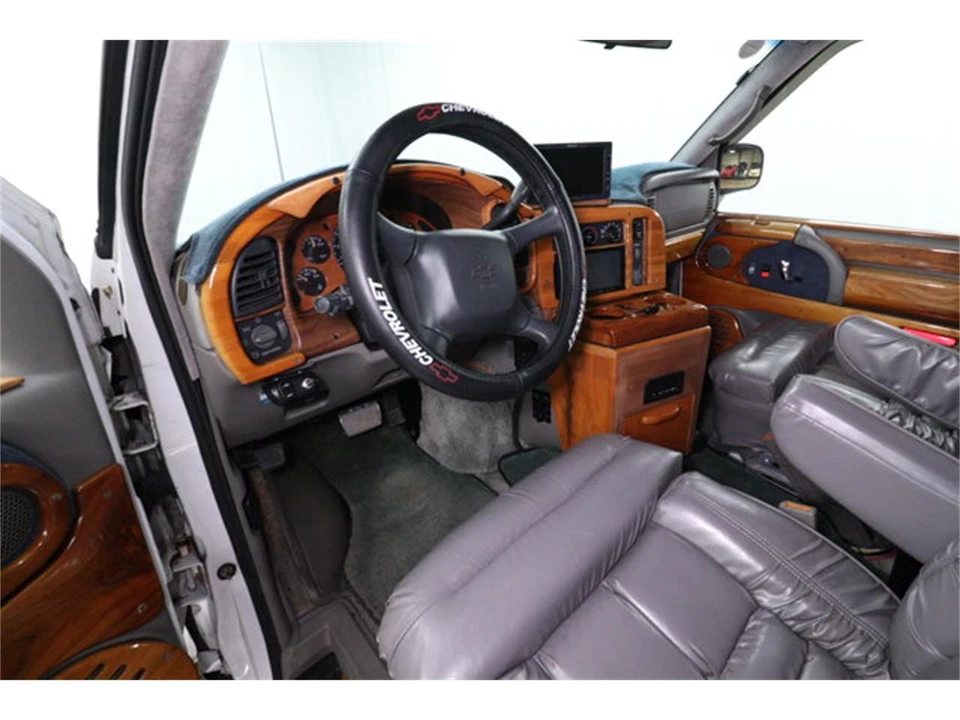 2001 Chevrolet Astro - Image 9 of 31