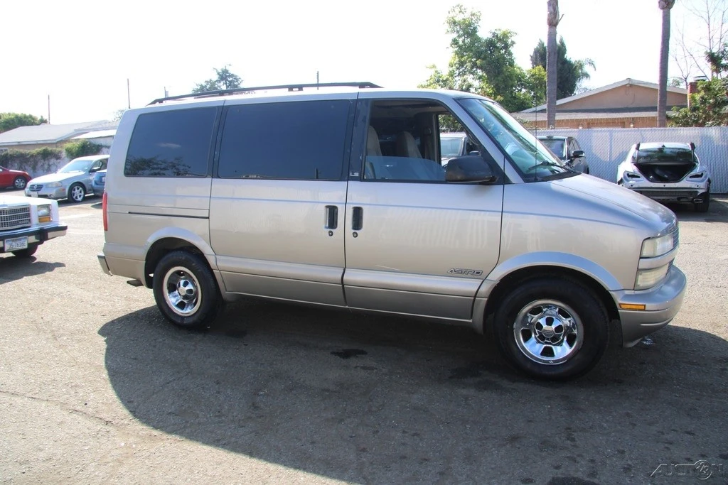2001 Chevrolet Astro - Image 9 of 21