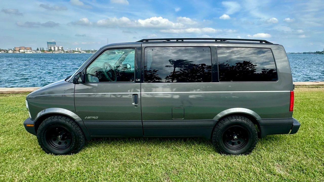 2001 Chevrolet Astro - Image 5 of 21