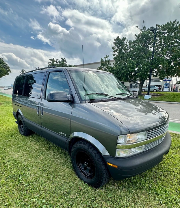 2001 Chevrolet Astro - Image 2 of 21