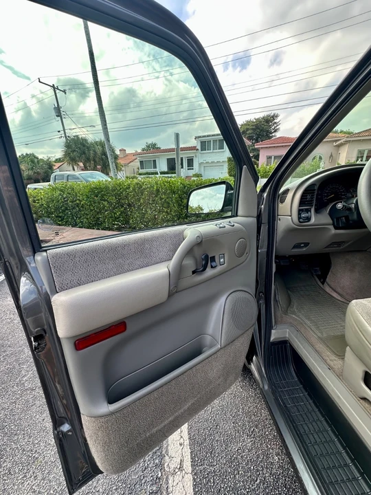 2001 Chevrolet Astro - Image 11 of 21