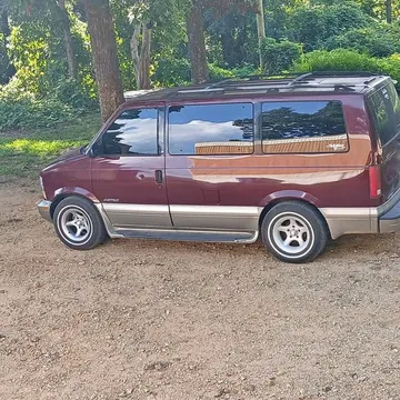 2001 Chevrolet Astro LS Minivan 3D