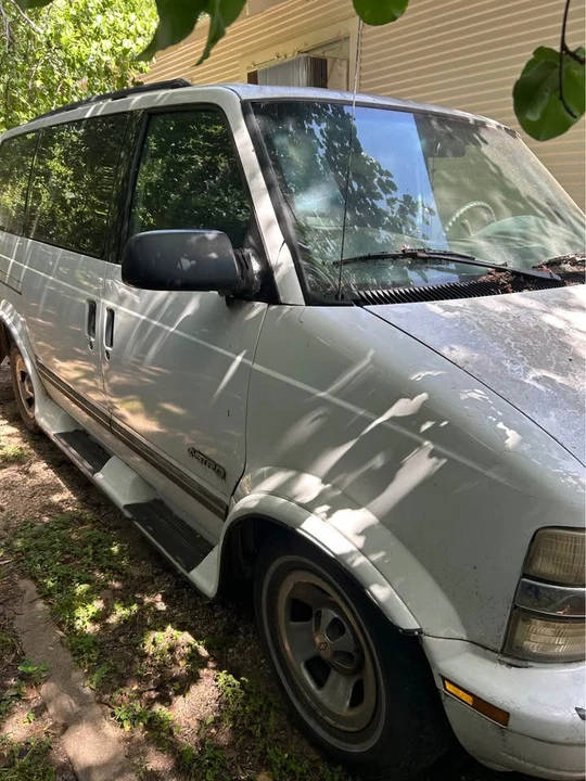 2001 Chevrolet Astro - Image 2 of 6