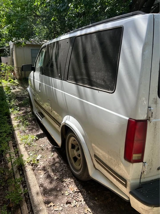 2001 Chevrolet Astro - Image 4 of 6