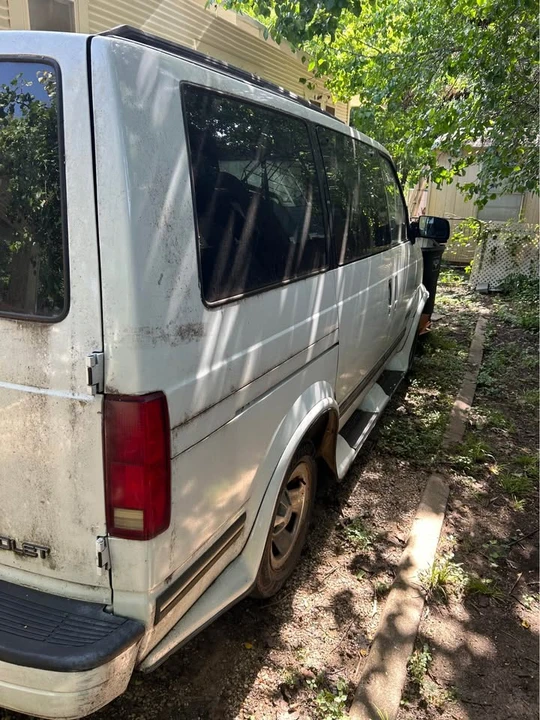 2001 Chevrolet Astro - Image 3 of 6