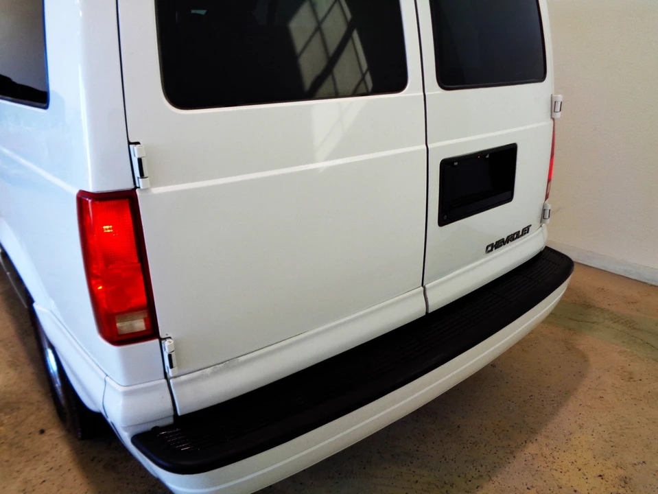 2001 Chevrolet Astro - Image 9 of 20