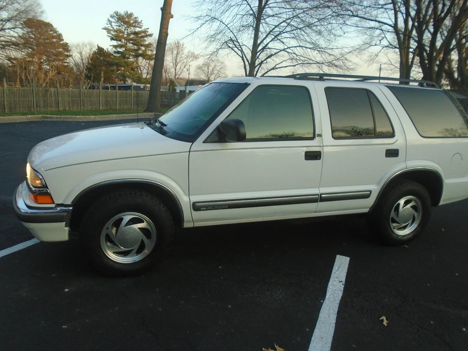 2001 Chevrolet S-10 Blazer 2nd Gen - Image 2 of 21