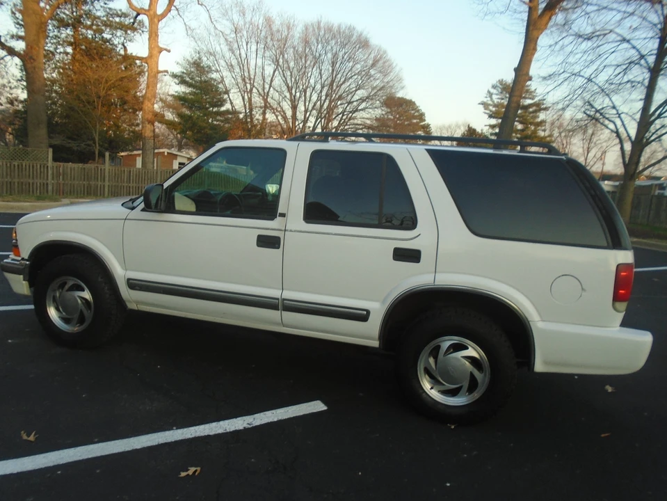 2001 Chevrolet S-10 Blazer 2nd Gen - Image 3 of 21