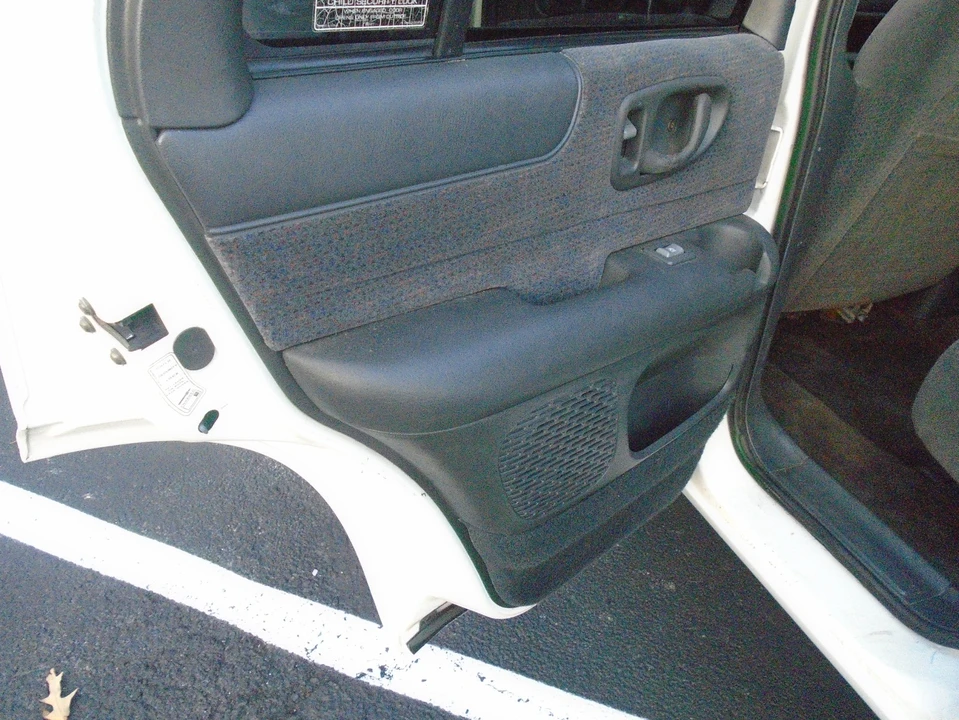 2001 Chevrolet S-10 Blazer 2nd Gen - Image 18 of 21
