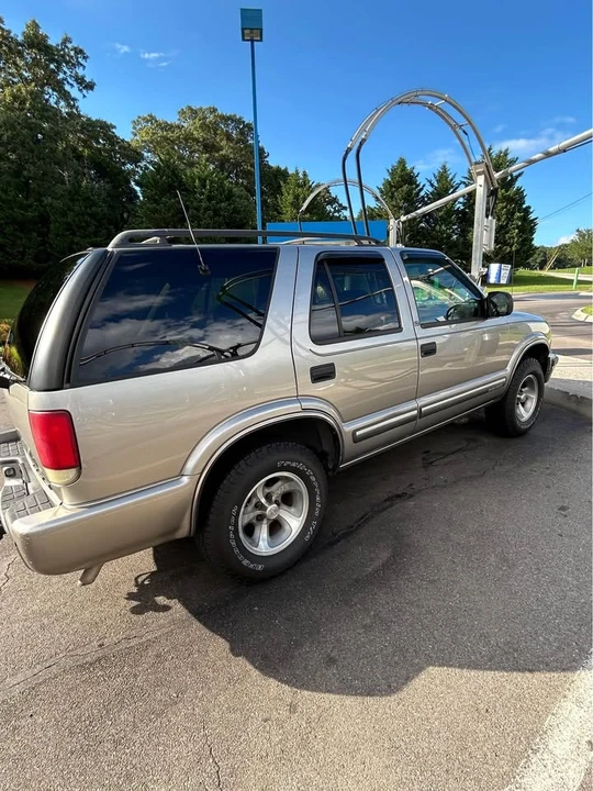 2001 Chevrolet Blazer - Image 3 of 19