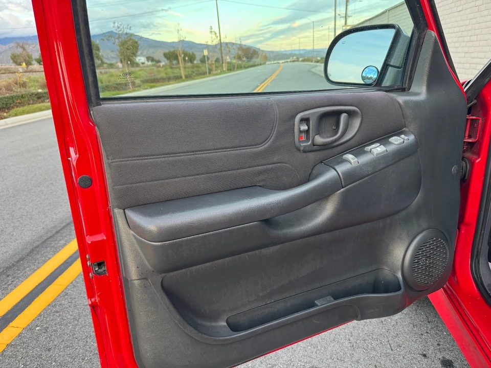 2001 Chevrolet S-10 Blazer 2nd Gen - Image 15 of 17