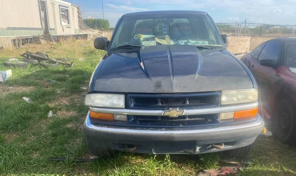 2001 Chevrolet S-10 - Image 2 of 5