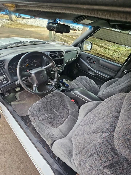 2001 Chevrolet S-10 - Image 4 of 9
