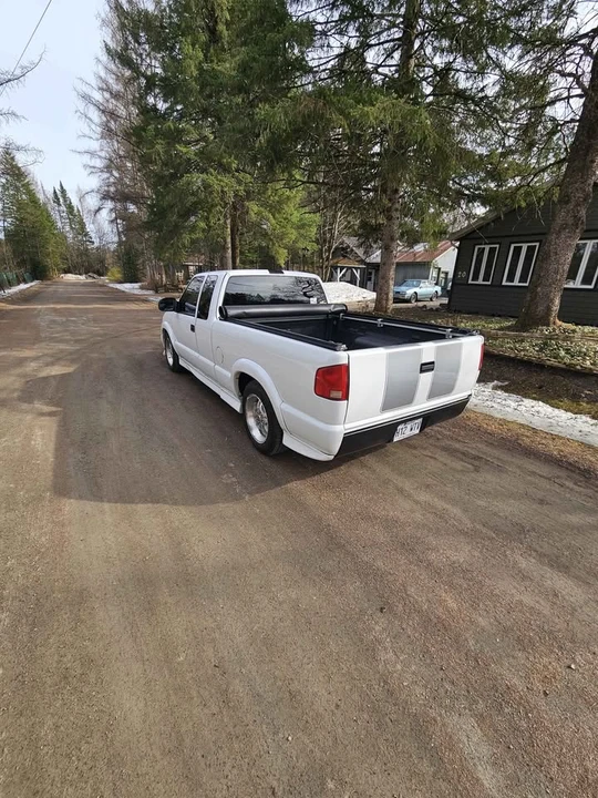2001 Chevrolet S-10 - Image 5 of 9