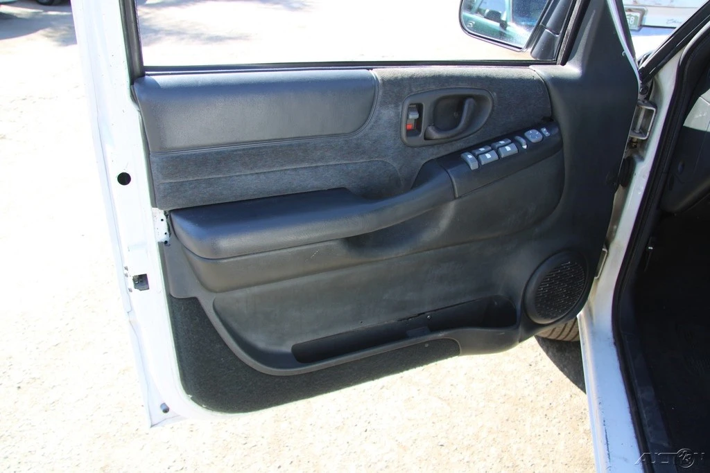 2001 Chevrolet S-10 Blazer 2nd Gen - Image 13 of 21