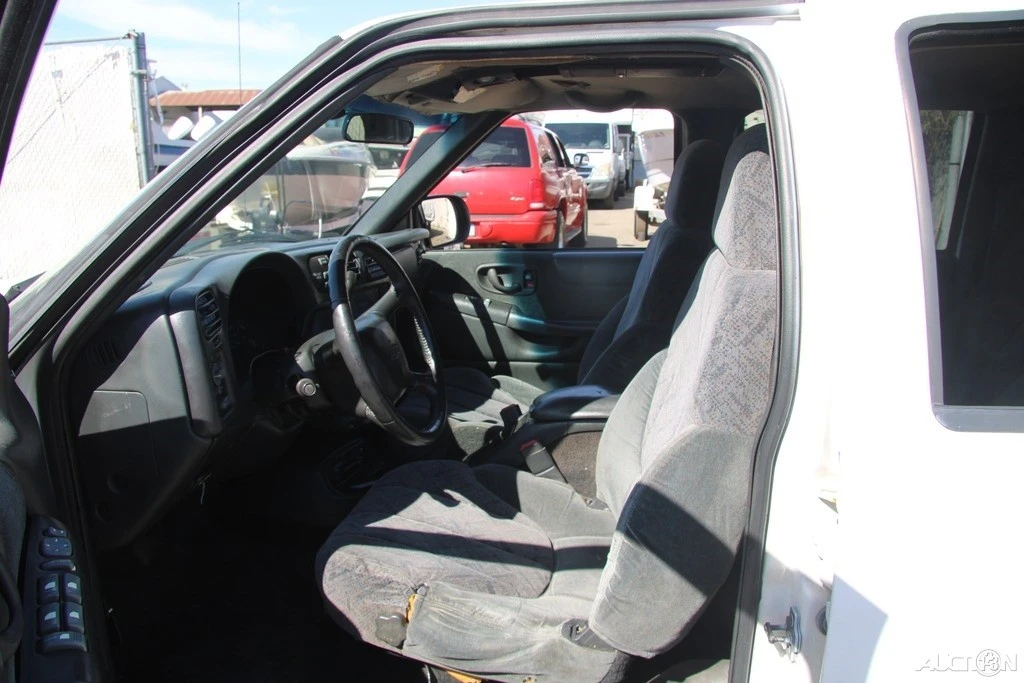 2001 Chevrolet S-10 Blazer 2nd Gen - Image 14 of 21
