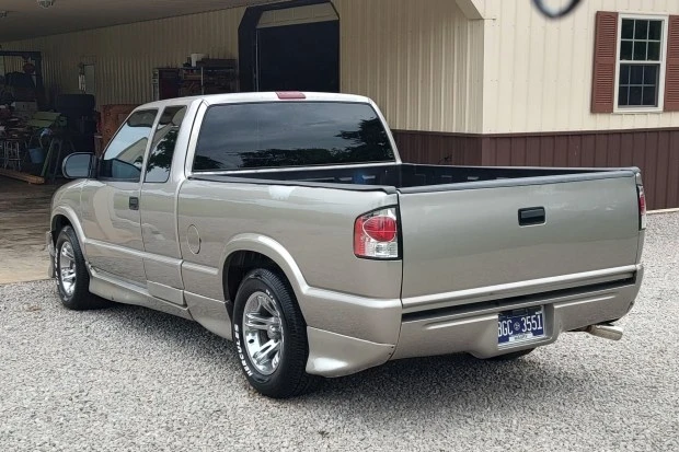 2001 Chevrolet S-10 - Image 2 of 7