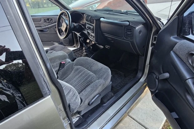 2001 Chevrolet S-10 - Image 4 of 7