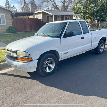 2001 Chevrolet S-10 LS Pickup 3D 6 ft
