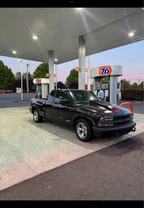 2001 Chevrolet S-10 - Image 2 of 2