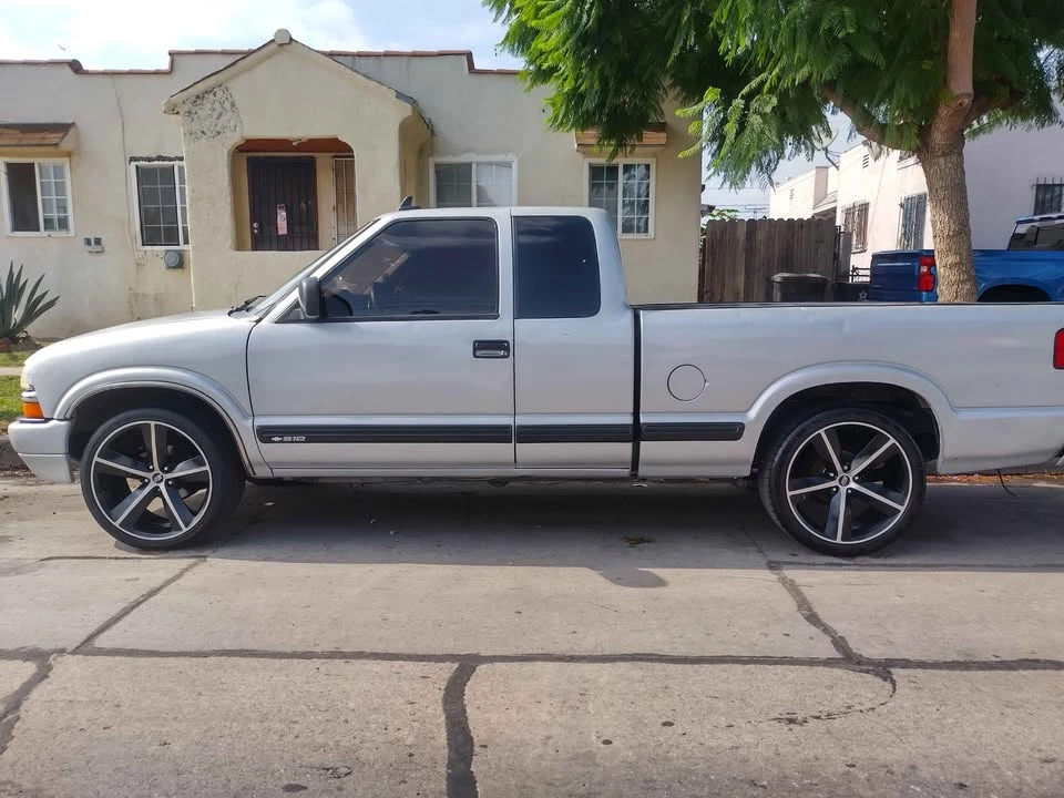 2001 Chevrolet S-10 - Image 9 of 12