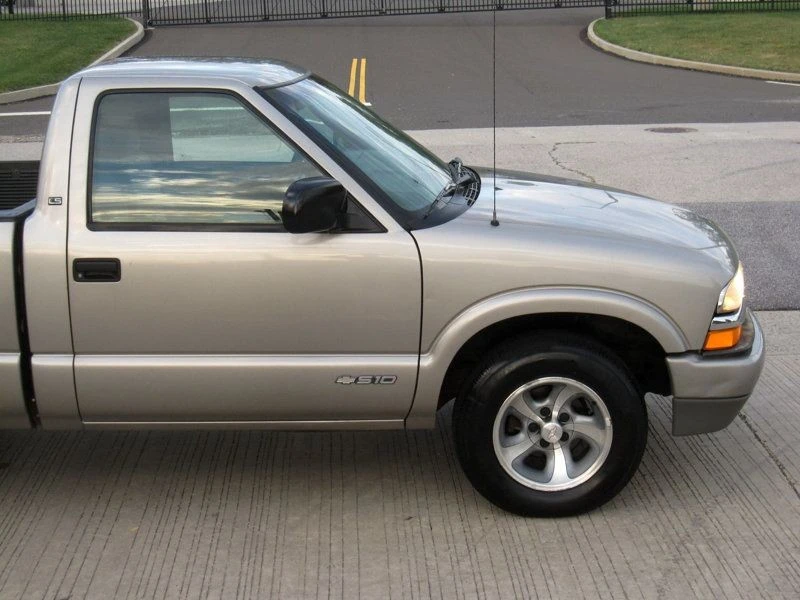2001 Chevrolet S-10 - Image 10 of 12