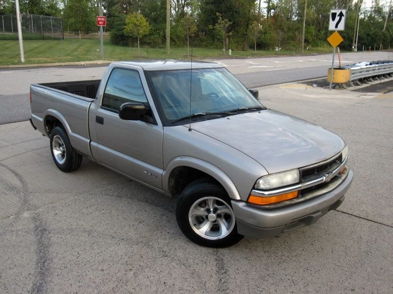 2001 Chevrolet S-10 - Image 2 of 12