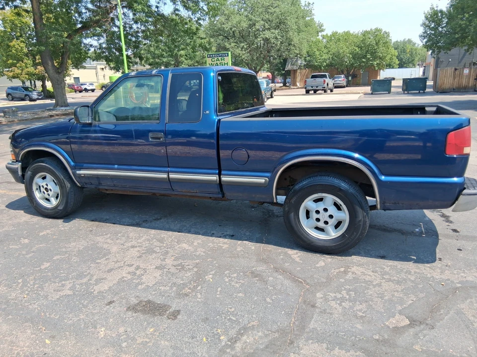 2001 Chevrolet S-10 - Image 2 of 12