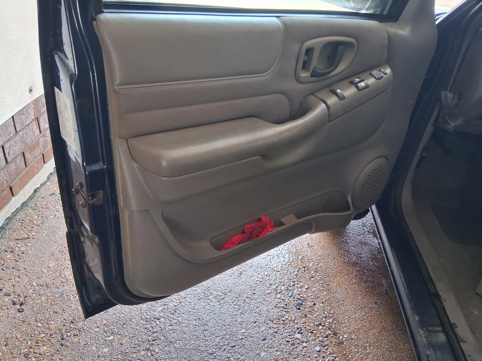 2001 Chevrolet S-10 - Image 10 of 12