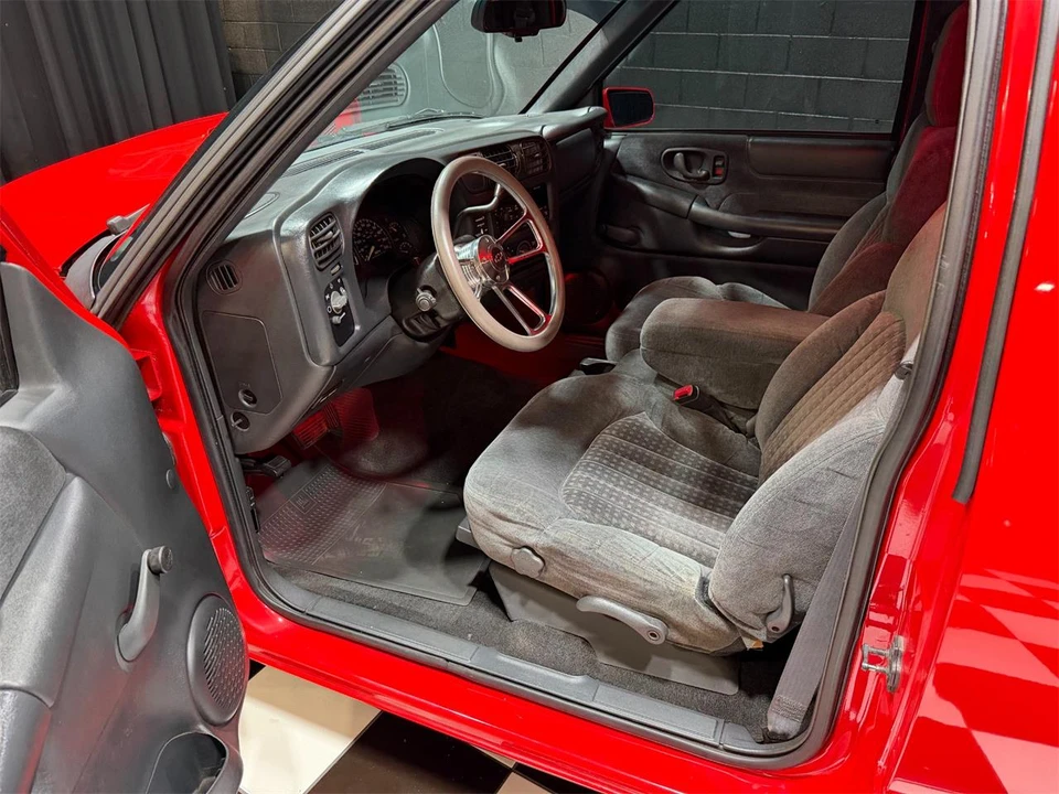 2001 Chevrolet S-10 - Image 3 of 31